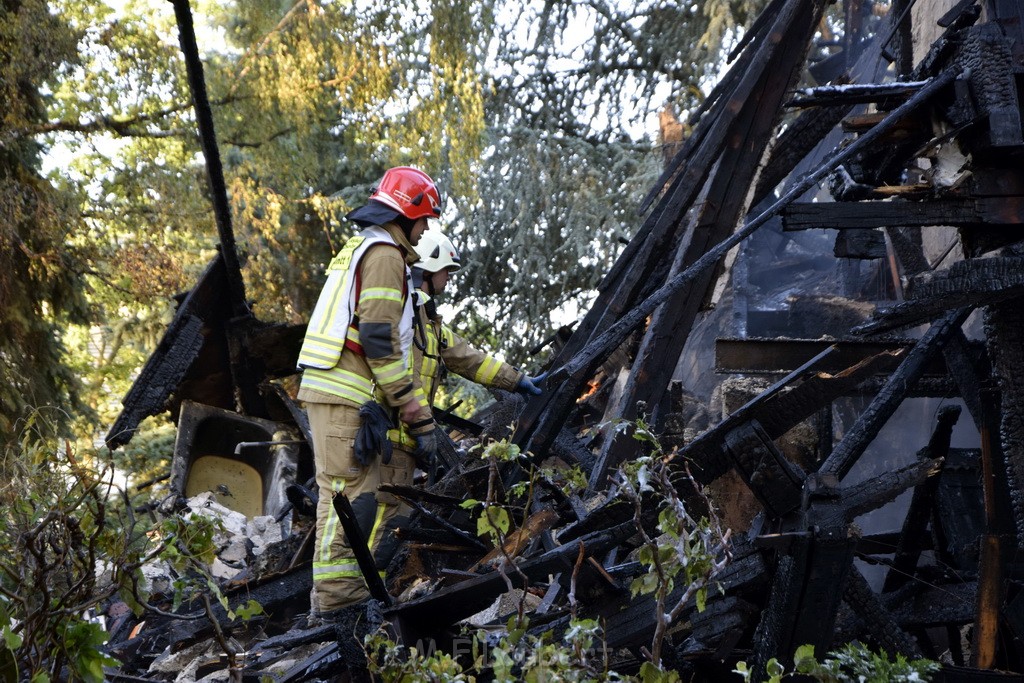 Grossfeuer Einfamilienhaus Siegburg Muehlengrabenstr P1094.JPG - Miklos Laubert